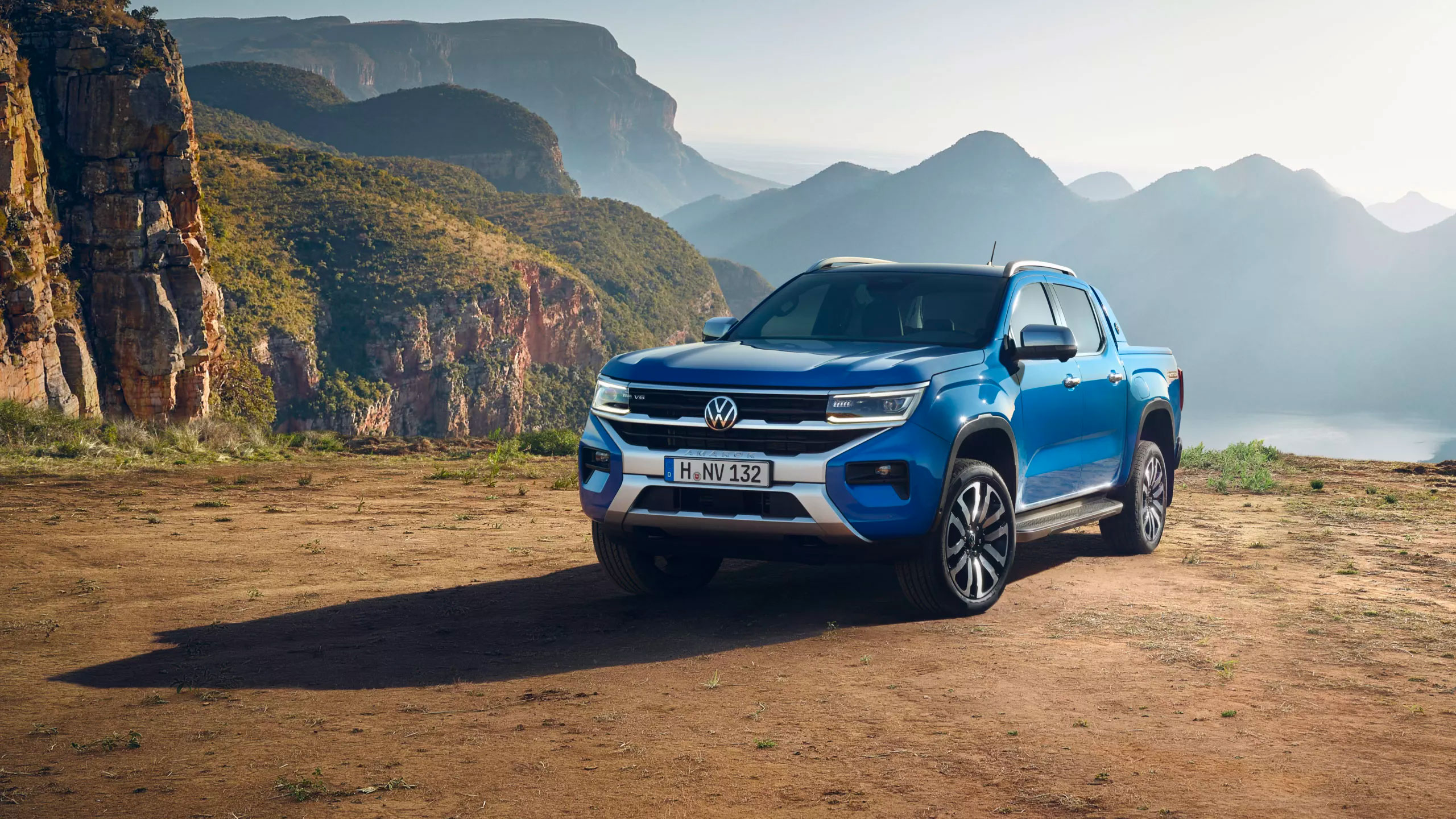 Amarok blu parcheggiato su un terreno montuoso