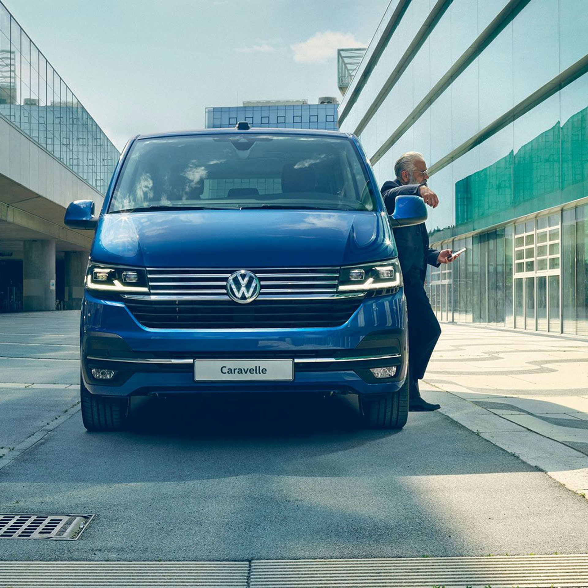 Uomo a fianco di una Volkswagen Caravelle