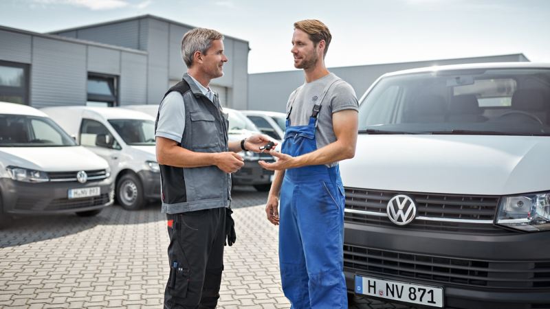 Persone che si scambiano le chiavi del Veicolo Commerciale Volkswagen