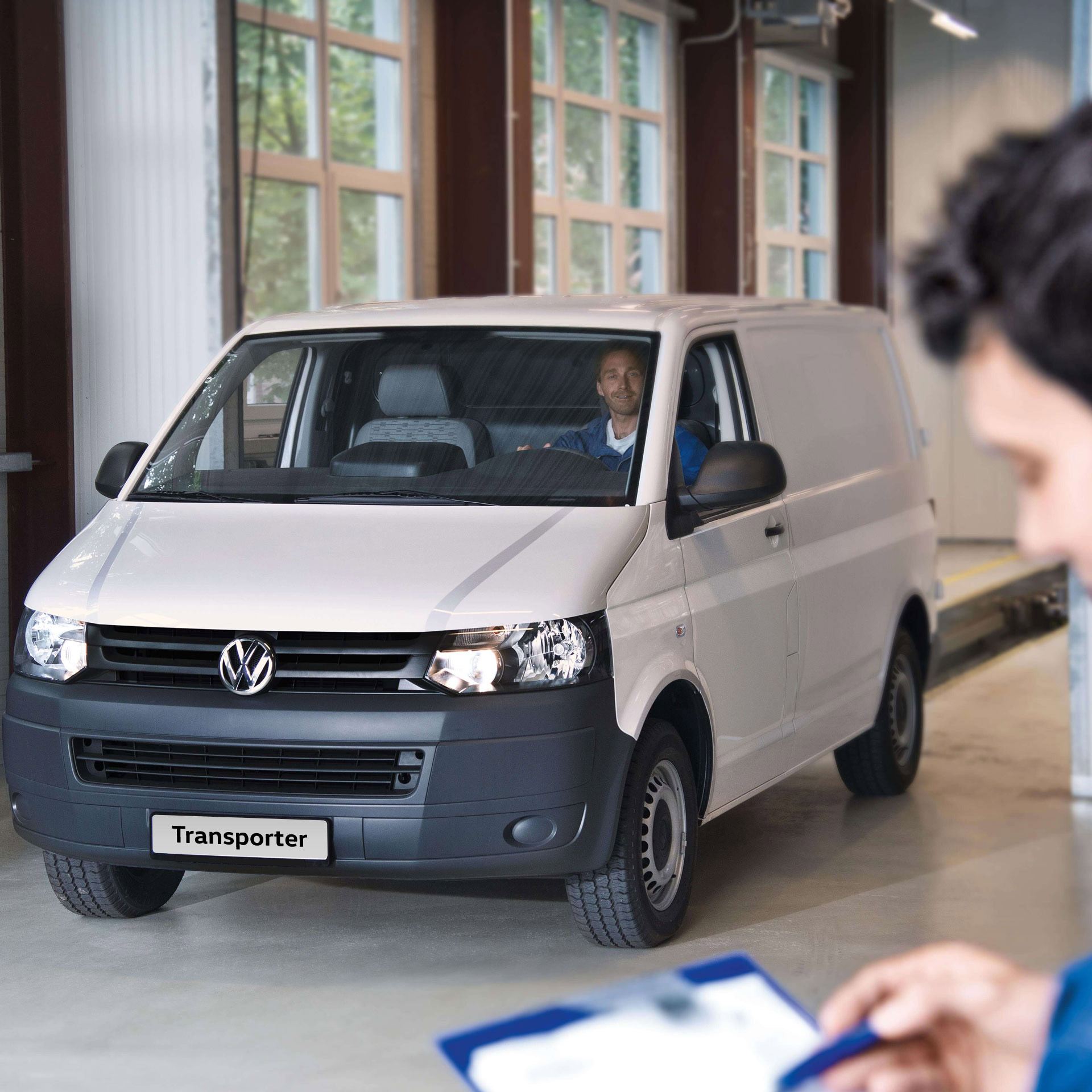 Finanziamento Mekkano meccanico che consegna un Volkswagen Veicolo Commerciale